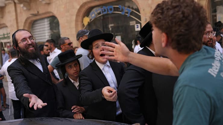 הפגנת חרדים מול קפה בסמטה בירושלים