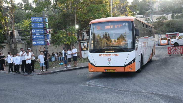 המפגינים החרדים נגד האוטובוס (צילום: אביהו שפירא) מאבק השבת בצפת נגד אוטובוס שנוסע בלב השכונות החרדיות