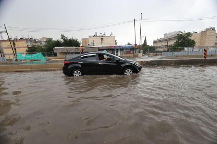 הצפות בירושלים (צילום: אלכס קולומויסקי) גשם בירושלים