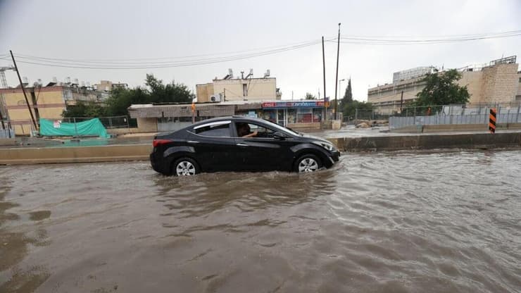 הצפות באזור שכונת תלפיות בירושלים לפני כשבוע וחצי (צילום: אלכס קולומויסקי) גשם בירושלים