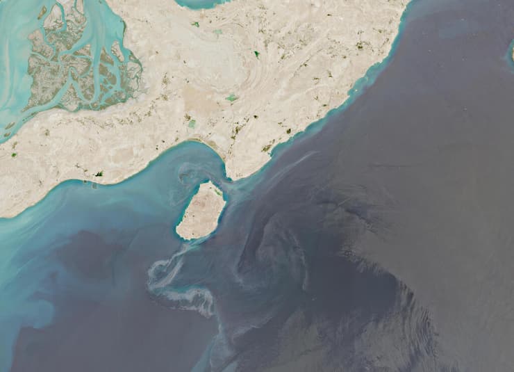צילום: European Union/Copernicus Sentinel-2/Handout via REUTERS צילום לוויין מ-10 באוגוסט של כתם נפט ליד האי קשם מצר הורמוז