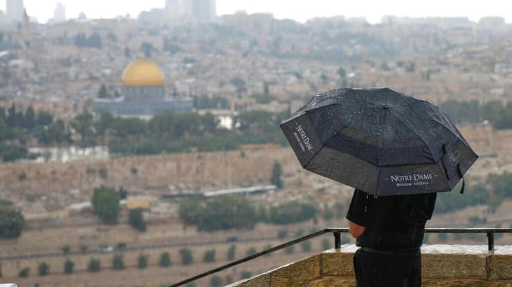 הגשם חוזר, מוקדם מהצפוי (צילום: AP Photo/Mahmoud Illean) ירושלים