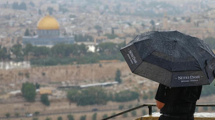 גשם בירושלים (צילום: AP Photo/Mahmoud Illean) ירושלים
