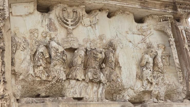 תבליט המתאר את מנורת בית המקדש על שער טיטוס ברומא (צילום: History Skills / Shutterstock) תבליט המתאר את מנורת בית המקדש על שער טיטוס ברומא