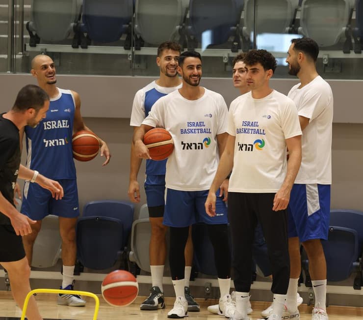עוד חלון לפנינו. שחקני נבחרת ישראל (צילום: שאול גולן) אימון נבחרת ישראל