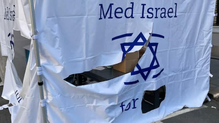 "דווקא בפסטיבל דמוקרטיה" (צילום: שיחה) הדוכן הפרו ישראלי שהושחת