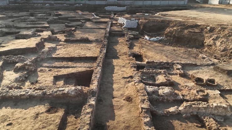החדרים ששימשו כחנויות באתר הקדום (צילום: אמיל אלג'ם, רשות העתיקות) החדרים ששימשו כחנויות באתר הקדום
