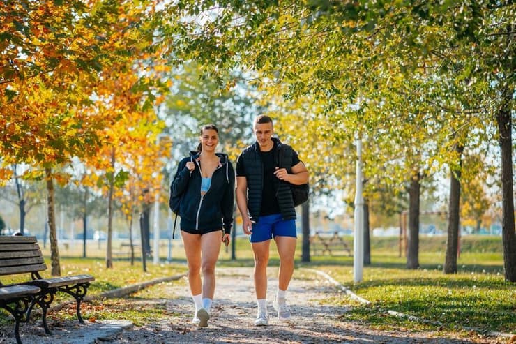 גבר ואישה הולכים בפארק (צילום: Gorgev/Shutterstock) גבר ואישה הולכים בפארק