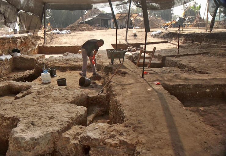 החפירות צמוד לאצטדיון (צילום: אמיל אלג'ם, רשות העתיקות) החפירות צמוד לאצטדיון