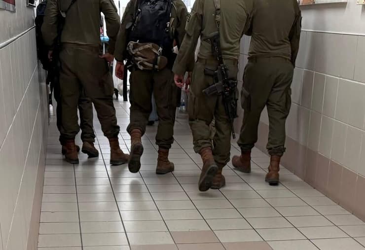 לוחמי יחידת יהל"ם שהגיעו לחזק את משפחות הפצועים (צילום: איתן גליקמן) חיילים באו לחזק את הפצועים