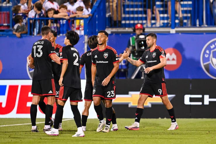 לא עוצר. תאי בריבו חוגג עם חבריו (צילום: Minas Panagiotakis / GETTY IMAGES NORTH AMERICA / AFP) תאי בריבו חוגג עם חבריו