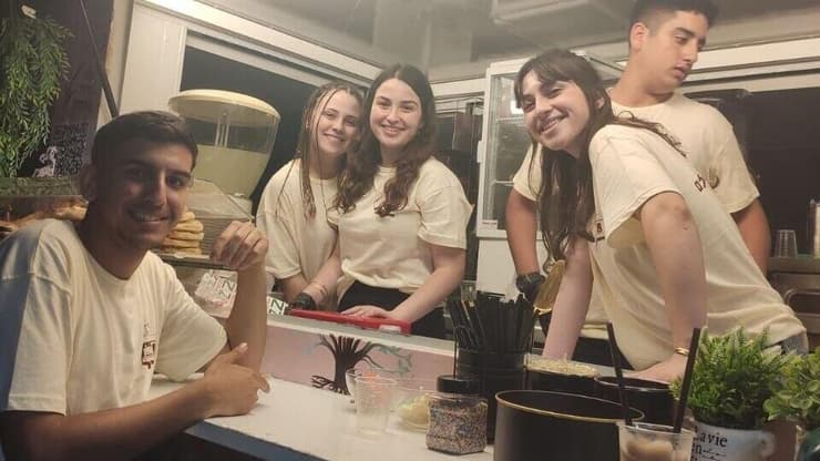 אחיה ואחיותיה של אדל ז"ל. "להיות אח שכול זה לא אות קלון" (צילום: באדיבות המשפחה) אחיה ואחיותיה של אדל ז"ל. "להיות אח שכול זה לא אות קלון"