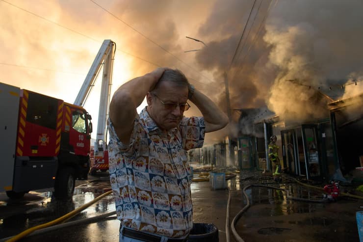 צילום: AP Photo/Francisco Seco אוקראינה קייב אש ב יריד הספרים מתקפה של רוסיה מוכר ספרים אלכסנדר בהלאי