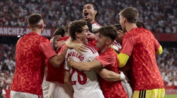 שחקני סביליה חוגגים (La Liga) שחקני סביליה חוגגים