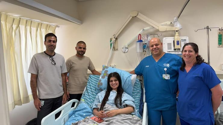 מימין: חן ליסק, אחות מתאמת טראומה, ד"ר אלון בר, מנהל יחידת הטראומה במרכז הרפואי קפלן, נדין איסמעיל, נאסר - אחיה של נדין, ד"ר מוחמד מחמיד, רופא ביחידת הטראומה (צילום: דוברות קפלן) מימין: חן ליסק, אחות מתאמת טראומה, ד"ר אלון בר, מנהל יחידת הטראומה, נדין איסמעיל, נאסר - אחיה של נדין, ד"ר מוחמד מחמיד, רופא ביחידת הטראומה