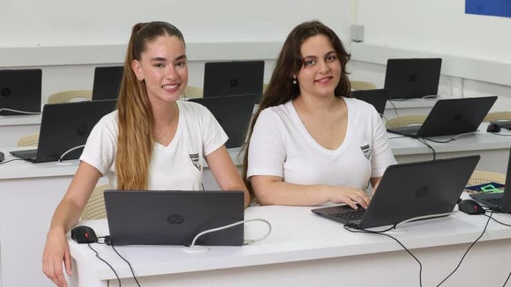 אסתי רבאייב ויובל שולמן. מוכיחות שאפשר ( צילום: אלעד גרשגורן) יובל שולמן ואסתי רבייב - תלמידות תיכון