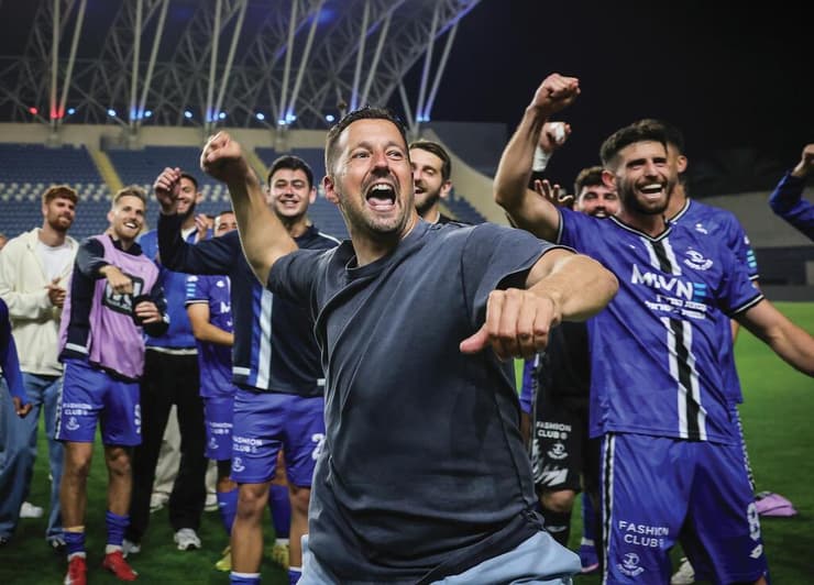 עומר פרץ ושחקני הפועל פ"ת חוגגים, בעונה שעברה (צילום: עוז מועלם ) עומר פרץ ושחקני הפועל פ"ת חוגגים, בעונה שעברה