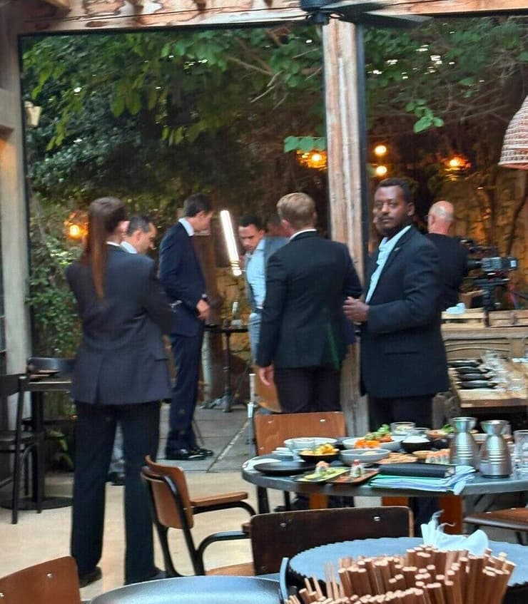 קושנר עם צוותו במסעדה בירושלים