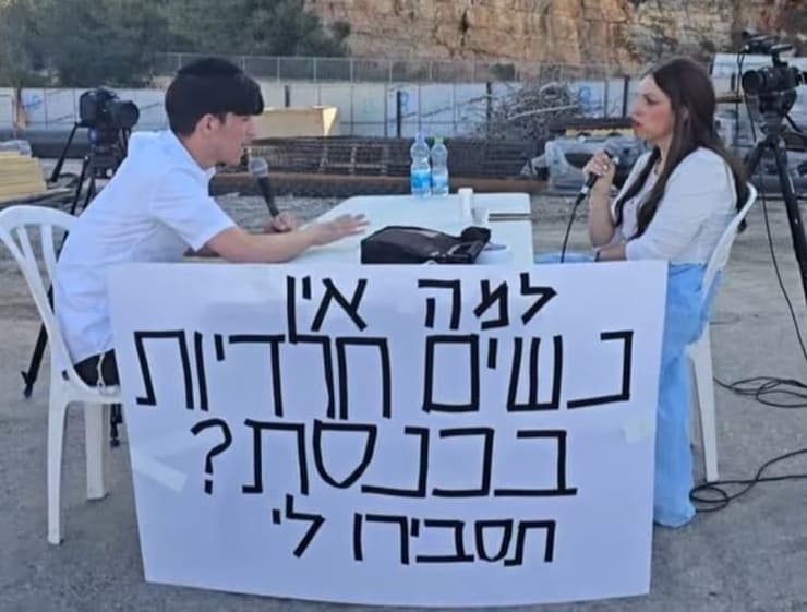 אחד הדוכנים שהקימו דידי שור, פייני סוקניק, פנינה פויפר ואפרת שוקרון בריכוזים החרדיים אחד הדוכנים שהקימו דידי שור, פייני סוקניק, פנינה פויפר ואפרת שוקרון בריכוזים החרדיים