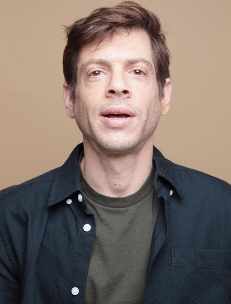"הרבה דברים שפעם היו נשארים במגירה יוצאים עכשיו לעבודה". מיכאל הנגבי (צילום: דן מילר) מיכאל הנגבי