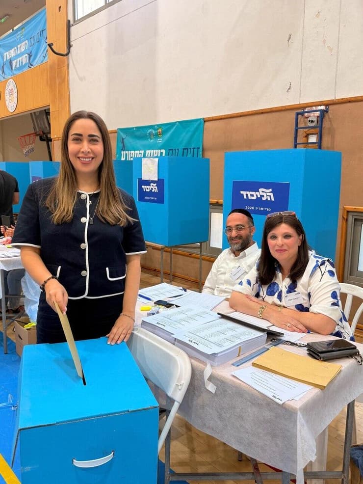 מאי גולן מצביעה הצבעות בקלפי מאי גולן