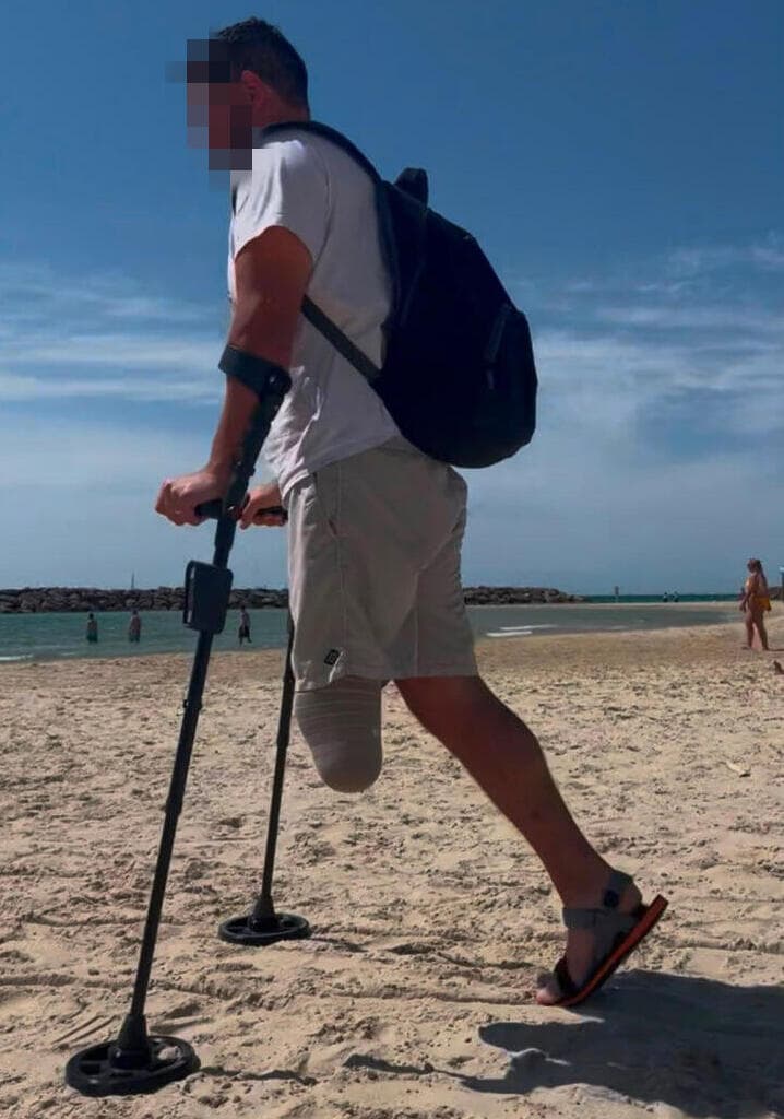 הלוחם כרמל על החוף. "עושים משהו שעומד לעזור לאנשים רבים" (צילום: באדיבות עמותת "ריסטארט") קיט הקיץ שיצרו ב"ריסטארט" עבור פצועי צה"ל
