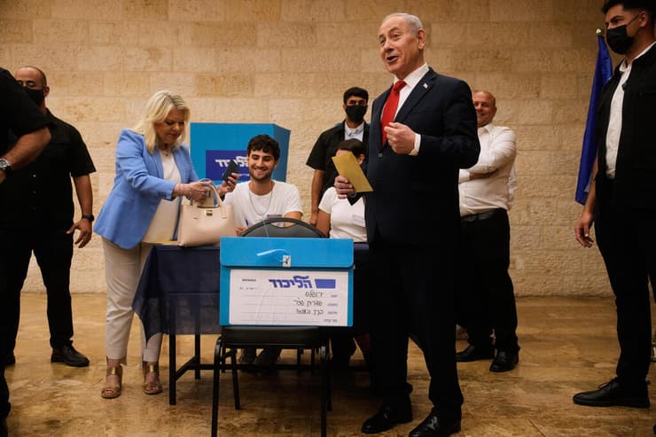 כעת רה"מ יתפנה לעיצוב הרשימה. בני הזוג נתניהו מצביעים בפריימריז (צילום: AP Photo/Ohad Zwigenberg, Pool) ראש הממשלה בנימין נתניהו מצביע בפריימריז לליכוד