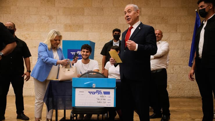 נתניהו בקלפי, היום (צילום: AP Photo/Ohad Zwigenberg, Pool) ראש הממשלה בנימין נתניהו מצביע בפריימריז לליכוד