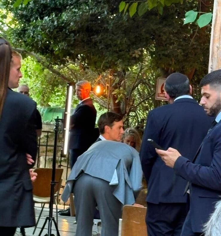 קושנר עם צוותו במסעדה בירושלים