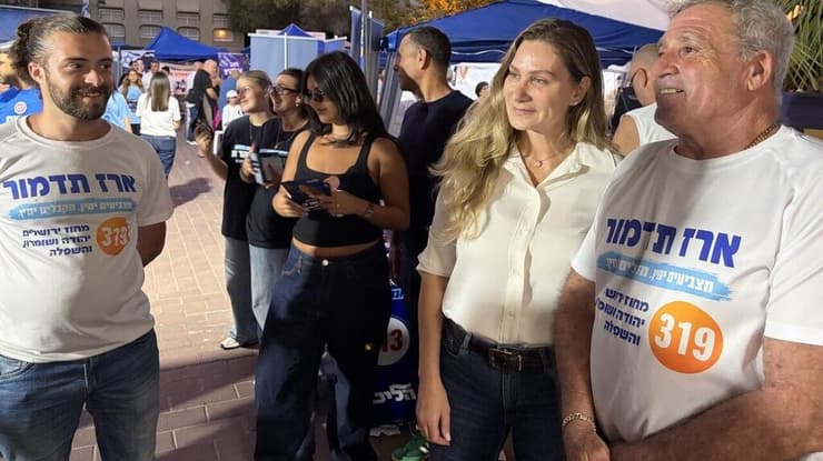 אסנת זוהר מגיעה לקלפי בראשל״צ המועמדת של יאיר נתניהו