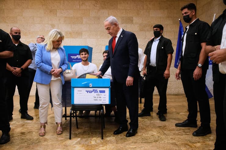 בנימין ושרה נתניהו מצביעים בפריימריז. אשת רה"מ והבן יאיר לוחצים: ימין מובהק, כדי שלא יערקו (צילום: AP Photo/Ohad Zwigenberg, Pool) ראש הממשלה בנימין נתניהו מצביע בפריימריז לליכוד