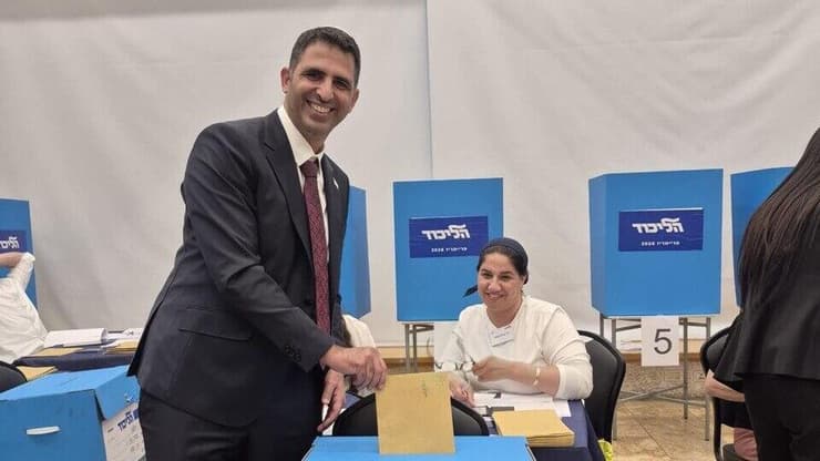 קרעי מצביע בפריימריז של הליכוד. "מי שלא חי כאן במדינה, שלא יבוא רק בגלל ה'רק לא ביבי שלו'" קרעי בקלפי הבחירות לפריימריז בירושלים