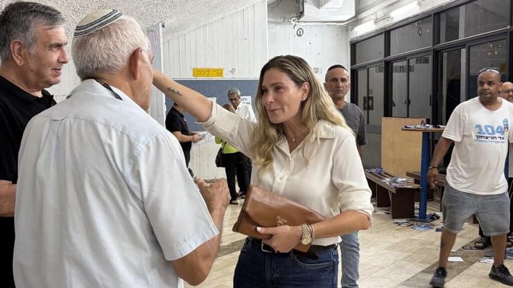 זני זוהר, הערב אסנת זוהר מגיעה לקלפי בראשל״צ המועמדת של יאיר נתניהו