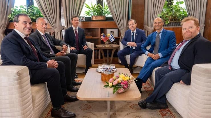 קושנר, מלאדנוב ונציגי מועצת השלום בבית הנשיא. "התרשמתי כי האינטרס הישראלי הוא מרכזי בתוכנית" (צילום: שלו שלום) הרצוג יחד עם קושנר בבית הנשיא