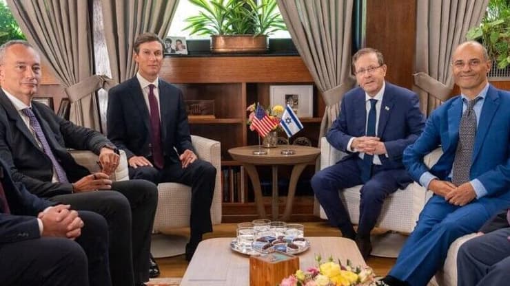 קושנר נפגש גם עם הנשיא הרצוג במהלך ביקורו (צילום: שלו שלום ) הרצוג יחד עם קושנר בבית הנשיא