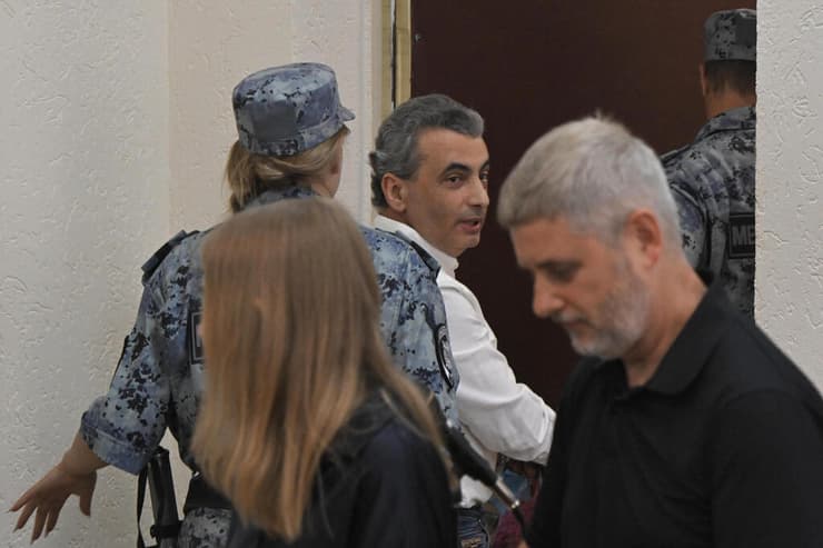 "בתי העלמין צומחים מהר יותר ממחלקות היולדות". שלוסברג בבית המשפט (צילום: AP) רוסיה לב שלוסברג איש מפלגת האופוזיציה הליברלית יאבלוקו נידון ליותר מ 11 שנות מאסר