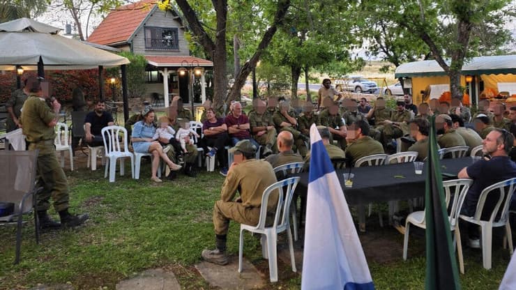 להניע את הכלכלה המדממת בגבול הצפון. מילואימניקים ובני משפחותיהם במתחם הצימרים של מיא ורון בכפר יובל להניע את הכלכלה המדממת בגבול הצפון. מילואימניקים ובני משפחותיהם במתחם הצימרים של מיא ורון בכפר יובל