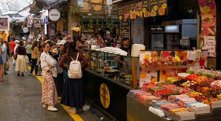 בייגלה ירושלמי עם זעתר, חומוס טרי, מאפיות בוטיק, דוכני אוכל רחוב ומסעדות פועלים וותיקות | שוק מחנה יהודה (צילום: ירון שרון) שוק מחנה יהודה