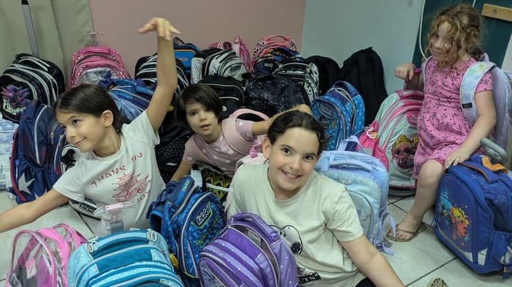 תורמים ילקוטים ביקנעם (צילום: באדיבות עיריית יקנעם) מיזם ה"קופסה הטובה" ביקנעם