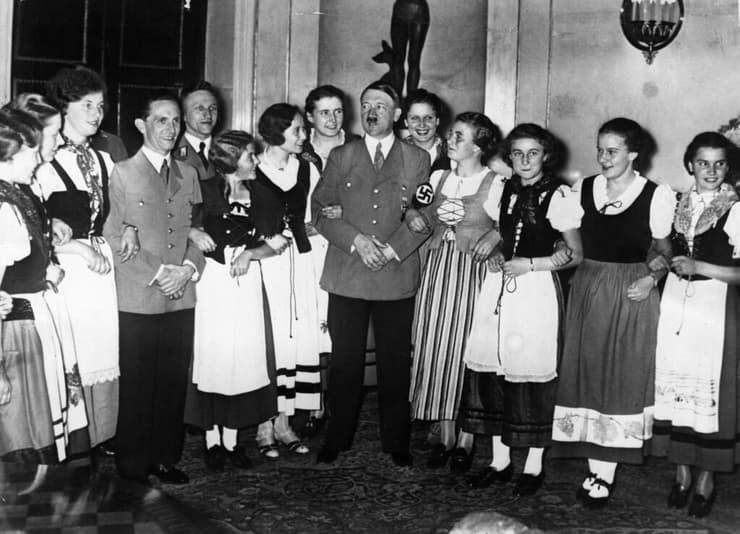 נשים מקיפות את אדולף היטלר, 1943 (צילום: Keystone / Getty Images) נשים מקיפות את אדולף היטלר, 1943