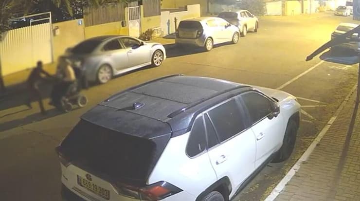 החשוד חוטף את התיק של האישה (צילום: דוברות המשטרה) תיעוד שוד של אישה בכיסא גלגלים בבאר שבע