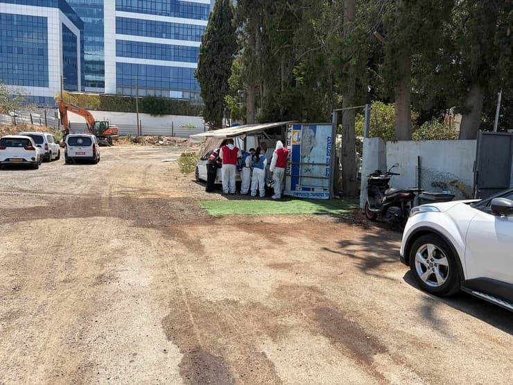 צילום: מאיר תורג'מן המתחם מבחוץ וצוותי החוקרים בזירה