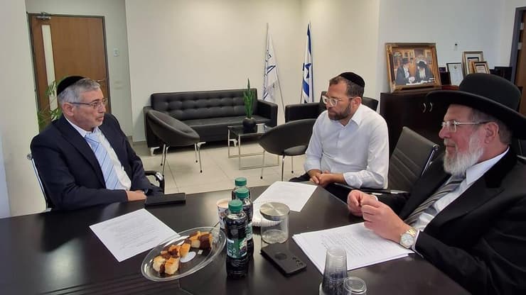 הרב קלמן בר (מימין) בדיון על השחיטה עם מ"מ מנכ"ל הרבנות יהודה אבידן (שמאל) הרב קלמן בר בדיון על השחיטה