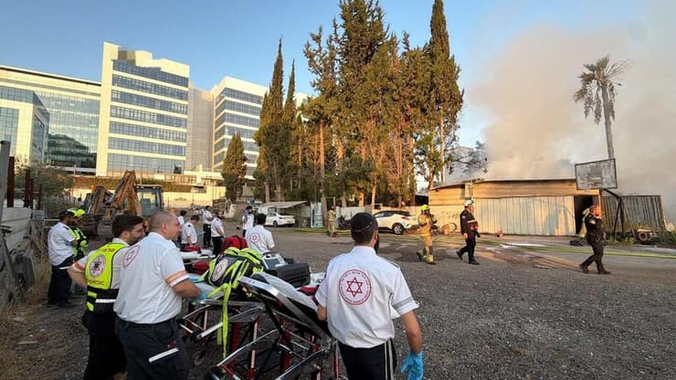 זירת השריפה בחולון (צילום: תיעוד מבצעי מד"א) זירת השריפה בחולון
