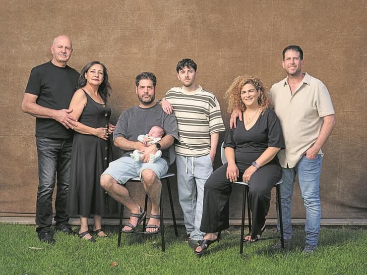 מימין לשמאל: אהד גריבסקי, בת חן גריבסקי (אסקוב), דוד לביא, איתי אמינוף והתינוקת רות דורותי לביא־אמינוף, ספא עבליני וסיימון עבליני (צילום: יונתן בלום) מימין לשמאל: אהד גריבסקי, בת חן גריבסקי (אסקוב), דוד לביא, איתי אמינוף והתינוקת רות דורותי לביא־אמינוף, ספא עבליני וסיימון עבליני