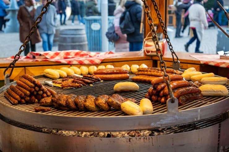 דוכן גריל בברלין (צילום: vpriest / shutterstock) בראטוורסט וקציצות פריקדלן על גריל, ברלין