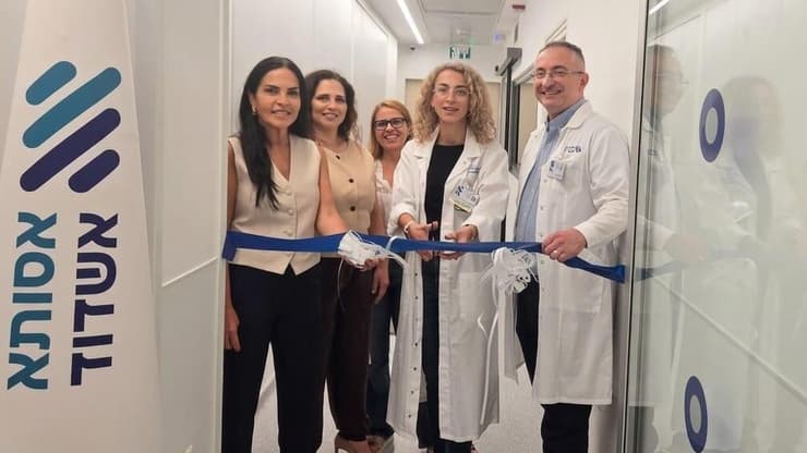חנוכת יחידת הברכיתרפיה. מימין: ד"ר אלי ספיר מנהל המכון לרדיותרפיה, ד"ר יבגניה ברסודסקי מנהלת היחידה לברכיתרפיה, אפרת שקל הפיזיקאית הראשית של המכון לרדיותרפיה, ד"ר חגית סרבגיל-ממן המנהלת הרפואית של אסותא אשדוד וד"ר גלית קאופמן מנכ"לית אסותא אשדוד (צילום: דוברות אסותא אשדוד) חנוכת יחידת הברכיתרפיה. מימין: ד"ר אלי ספיר מנהל המכון לרדיותרפיה, ד"ר יבגניה ברסודסקי מנהלת היחידה לברכיתרפיה, אפרת שקל הפיזיקאית הראשית של המכון לרדיותרפיה, ד"ר חגית סרבגיל-ממן המנהלת הרפואית של אסותא אשדוד וד"ר גלית קאופמן מנכ"לית אסותא אשדוד
