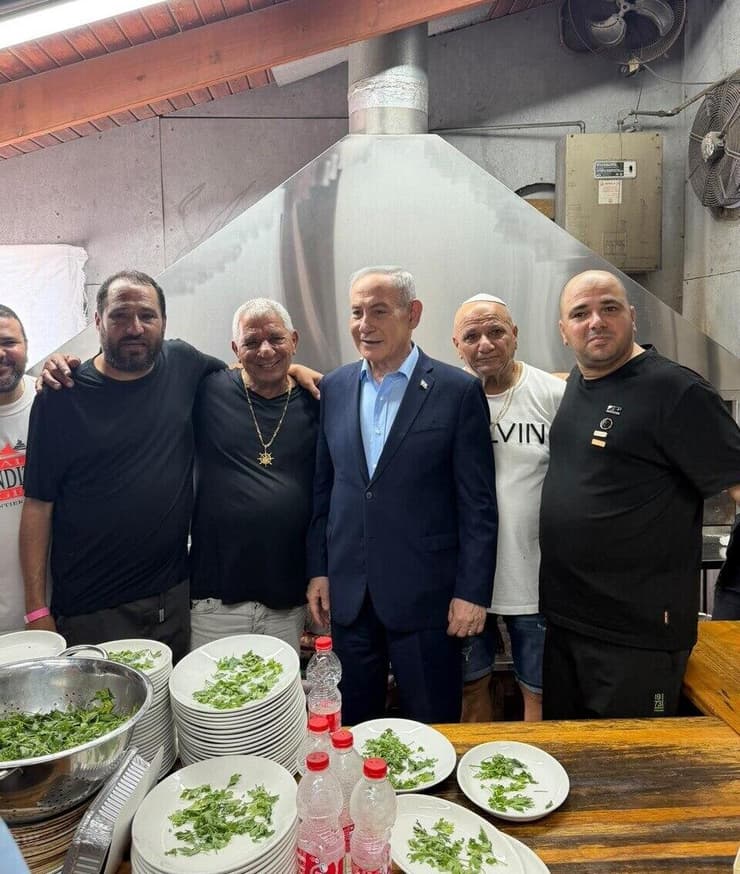 ביקור חמישי. נתניהו בשיפודייה (מתוך אלבום פרטי) נתניהו בשיפודי אולגה