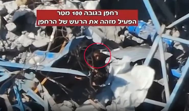 המחבל מציץ מבעד להריסות תיעוד מפעילות מחבלי חמאס מעבר לקו הצהוב