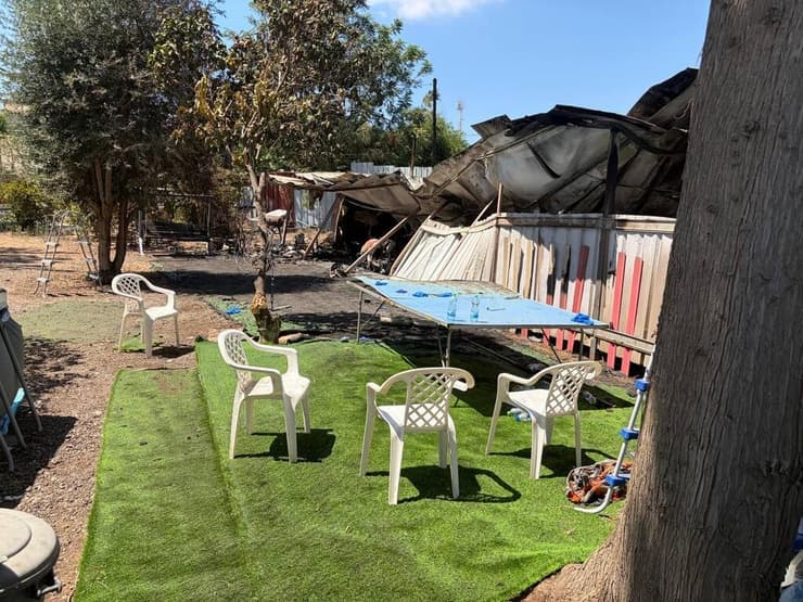 מחוץ למתחם שבו פרצה השריפה (צילום: מאיר תורג'מן ) המתחם מבחוץ וצוותי החוקרים בזירה